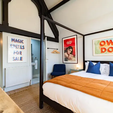 Old Town House Converted Church Dog-friendly Sleeps 6 *
