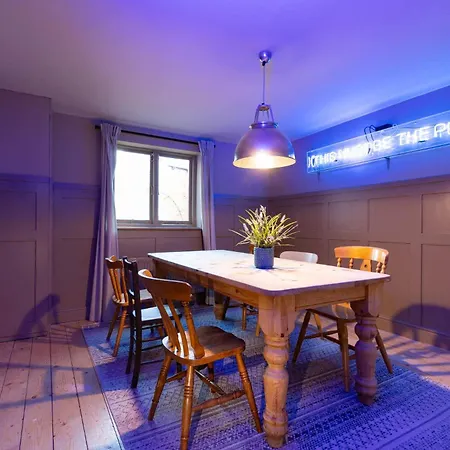 Old Town House Converted Church Dog-friendly Sleeps 6 公寓